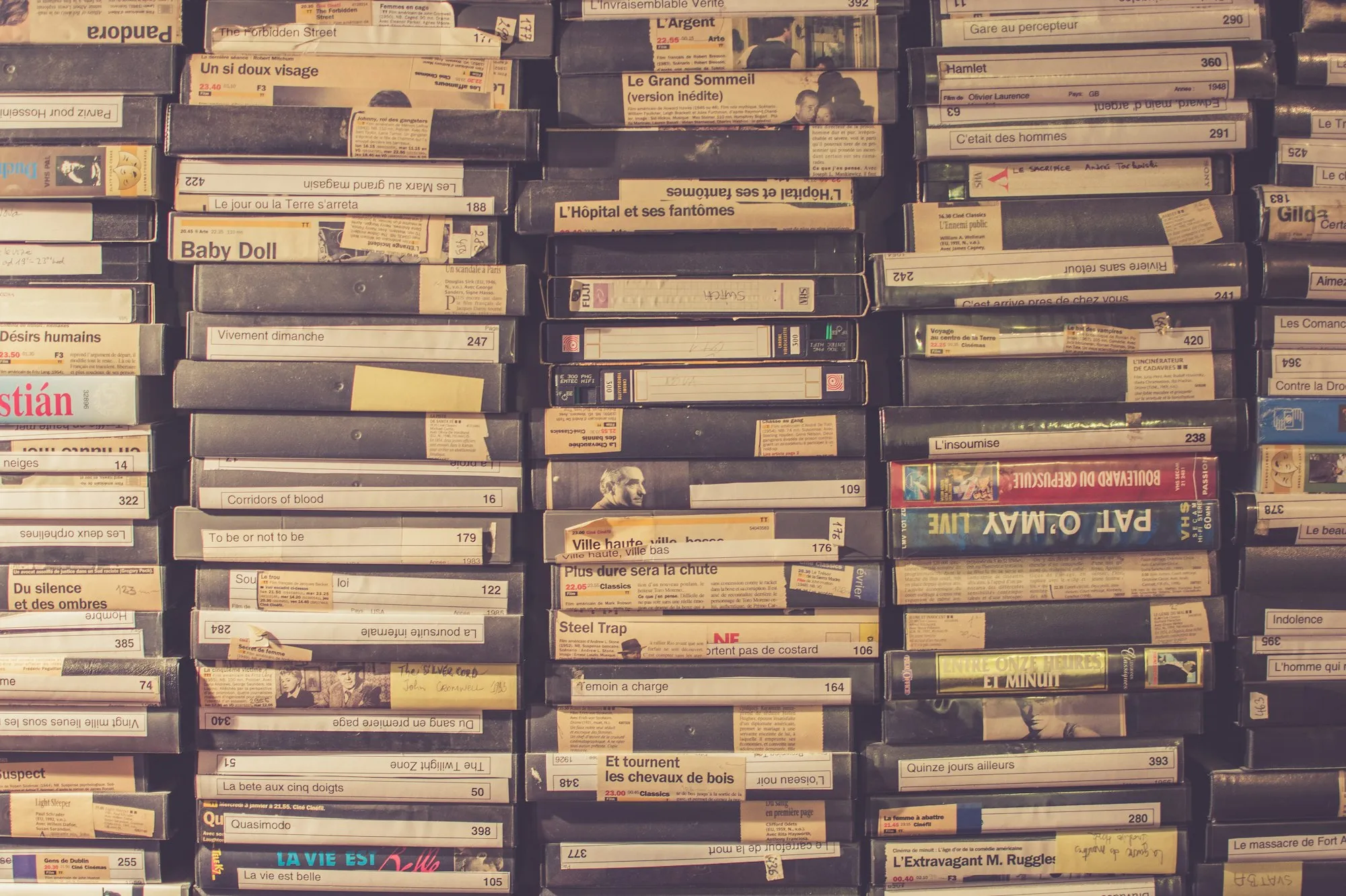 Stabler med gamle VHS-kassetter